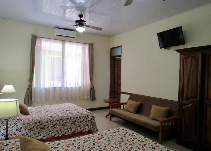 Hotel La Guaria Inn & Suites